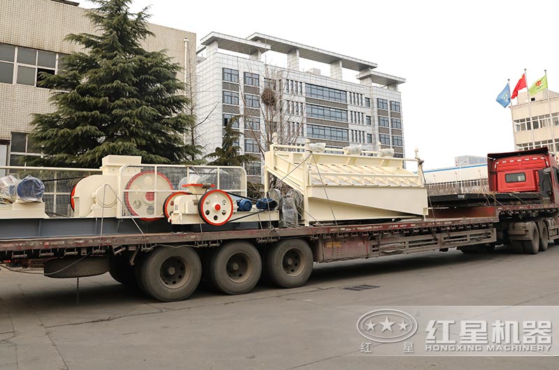 小型對(duì)輥制砂機(jī)發(fā)往陜西