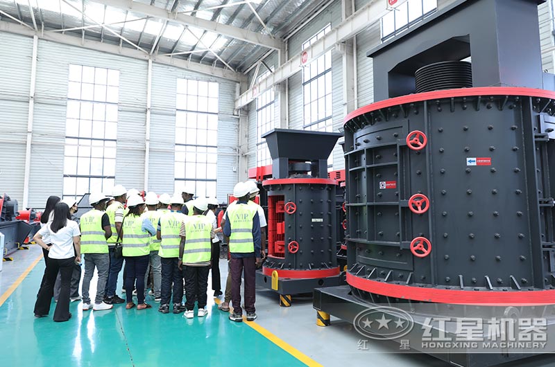 客戶來廠參觀復(fù)合式破碎機 客戶來廠參觀復(fù)合式破碎機