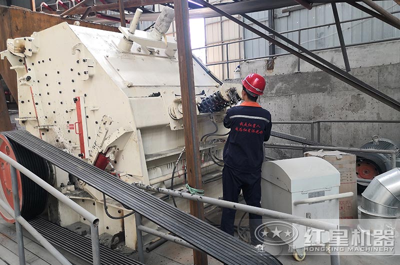 反擊式破碎機現(xiàn)場 反擊式破碎機現(xiàn)場