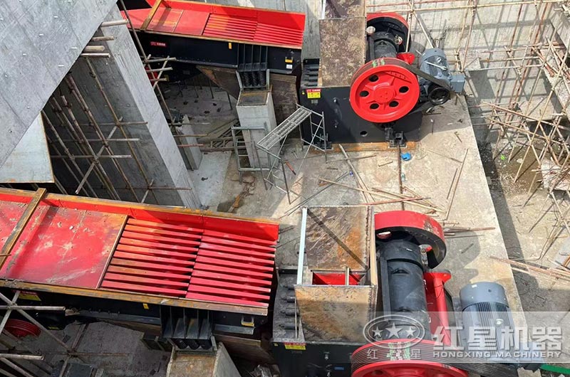 鄂式破碎機破碎現場