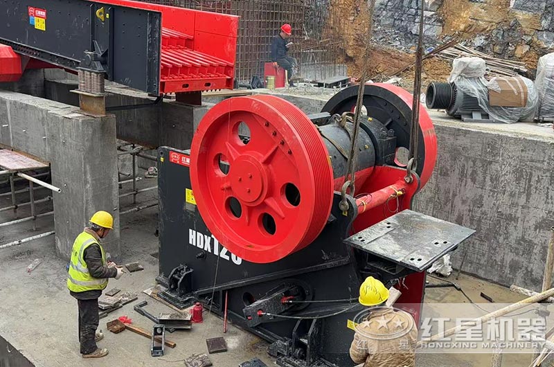 鄂式破碎機(jī)安裝現(xiàn)場