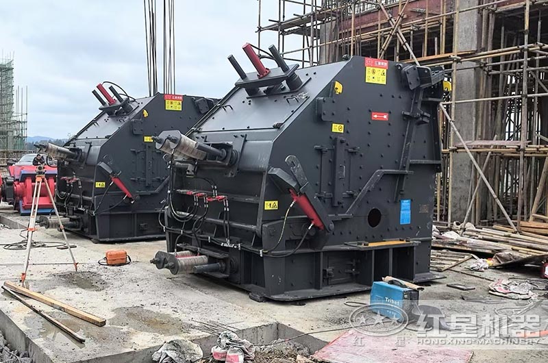 反擊式破碎機大型現(xiàn)場安裝中 反擊式破碎機大型現(xiàn)場安裝中